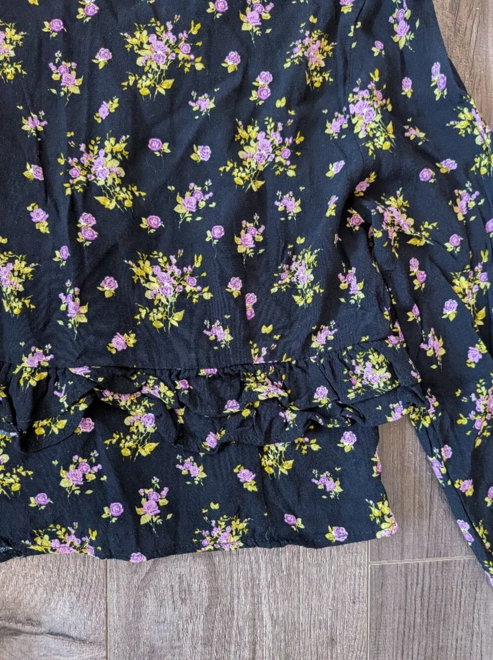 ZARA Cropped Floral V-Neck Ruffle Blouse Black and Pink - Picture 4 of 11